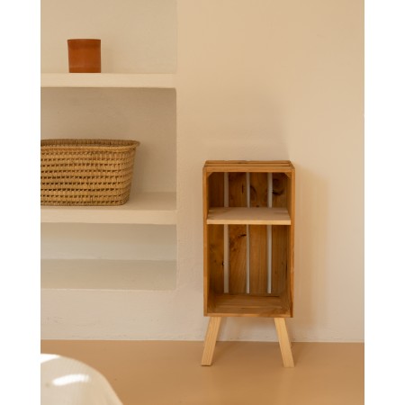 Mesa de cabeceira com caixa vertical e prateleira pintada de branco