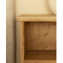 Mesa de cabeceira de madeira maciça em tom de carvalho médio de 50x42cm